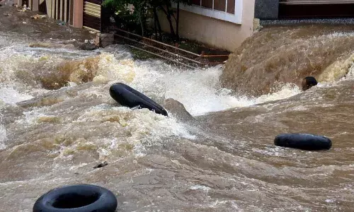 Hyderabad: లోతట్టు ప్రాంతాలు జలమయం Hyderabad: లోతట్టు ప్రాంతాలు జలమయం