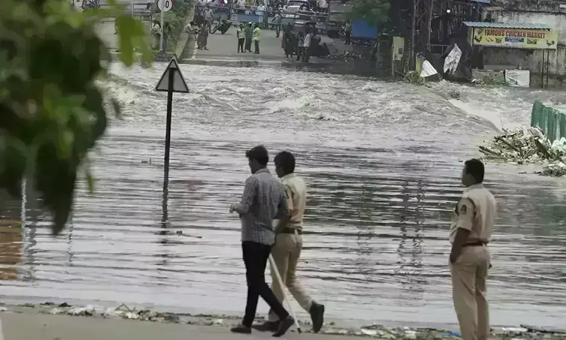 Hyderabad: భారీ వర్షాలకు ఉప్పొంగి ప్రవహిస్తున్న మూసీ Hyderabad: భారీ వర్షాలకు ఉప్పొంగి ప్రవహిస్తున్న మూసీ