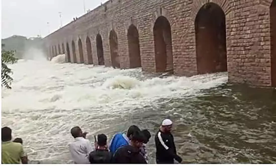 Himayatsagar: జలాశయం 6 గేట్లు ఎత్తేసిన అధికారులు Himayatsagar: జలాశయం 6 గేట్లు ఎత్తేసిన అధికారులు