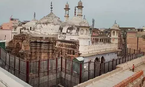 Gyanvapi: జ్ఞానవాపి కేసులో కీలక మలుపు.. ASI సర్వేకు కోర్టు ఓకే Gyanvapi: జ్ఞానవాపి కేసులో కీలక మలుపు.. ASI సర్వేకు కోర్టు ఓకే