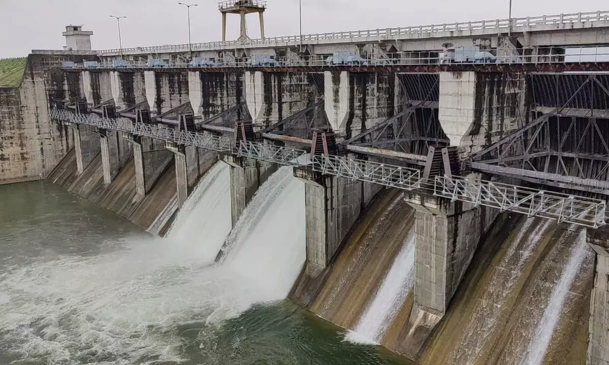 కొమురం భీం అడ ప్రాజెక్టుకు పోటెత్తిన వరద