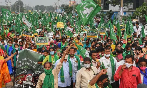 వైసీపీ ప్రభుత్వంలో కూలీలుగా మారుతోన్న రైతులు వైసీపీ ప్రభుత్వంలో కూలీలుగా మారుతోన్న రైతులు
