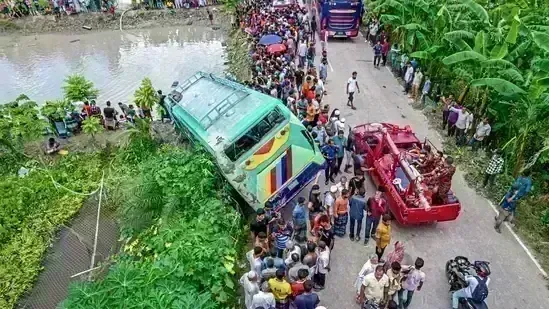 Bangladesh: డ్రైవర్ నిర్లక్ష్యానికి 18 మంది బలి Bangladesh: డ్రైవర్ నిర్లక్ష్యానికి 18 మంది బలి