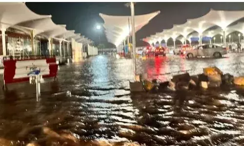 GUJARAT RAINS: నీట మునిగిన ఎయిర్‌పోర్ట్‌.. ప్రయాణికుల అవస్థలు