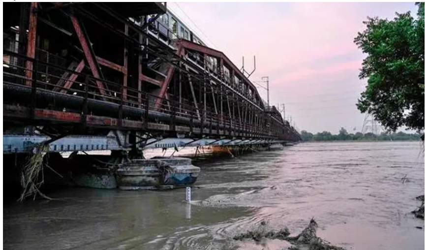 YAMUNA: ఢిల్లీకి మళ్లీ డేంజర్‌ బెల్స్‌.. మహోగ్రంగా యమునా