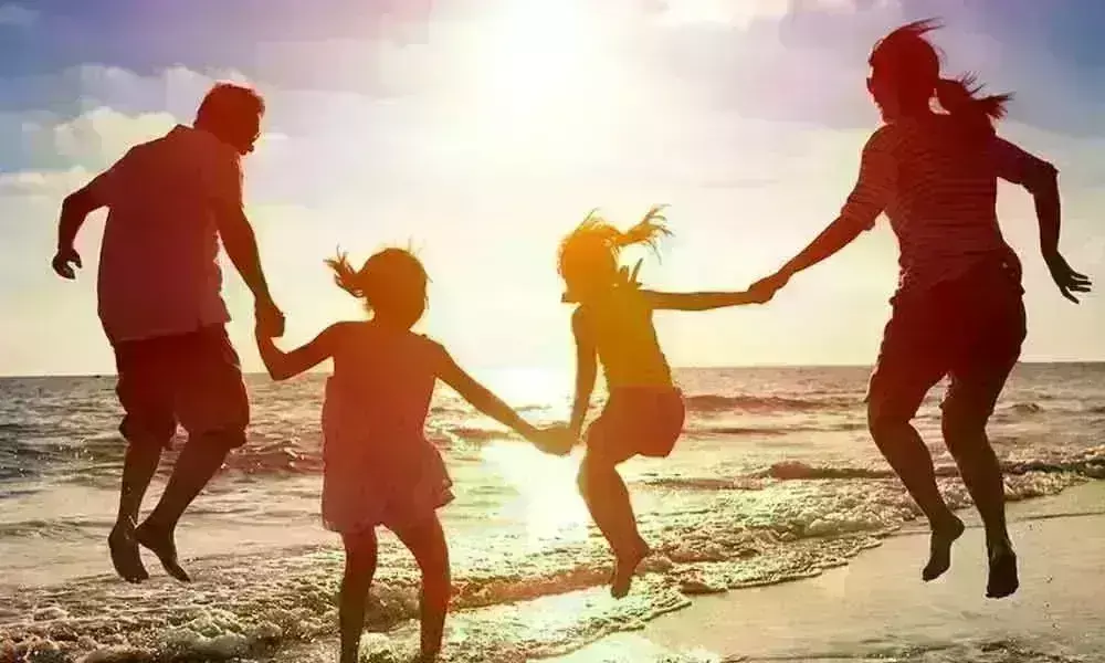 National Parents Day 2023: తల్లిదండ్రులను ఆర్థికంగా సురక్షితంగా ఉంచే బహుమతులివే