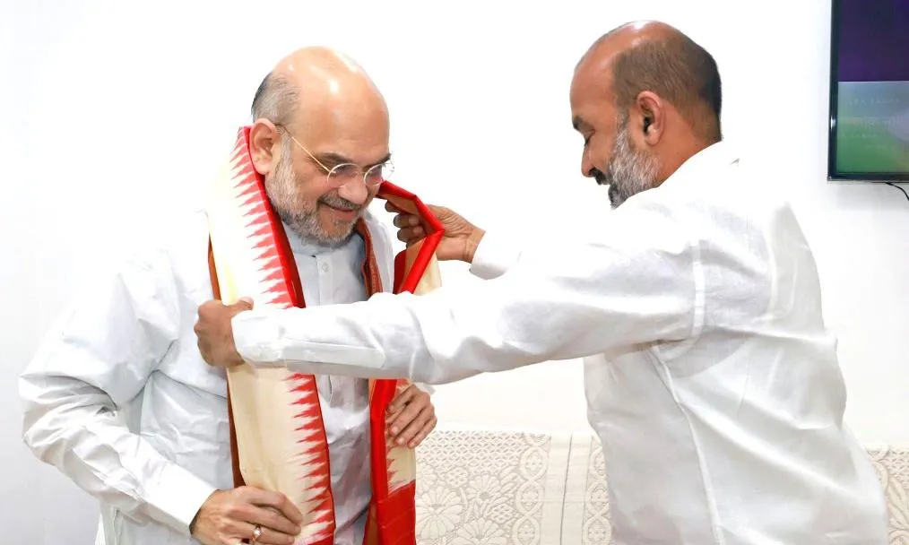 కేంద్ర హోంమంత్రి అమిత్ షాతో బండి సంజయ్ భేటీ కేంద్ర హోంమంత్రి అమిత్ షాతో బండి సంజయ్ భేటీ