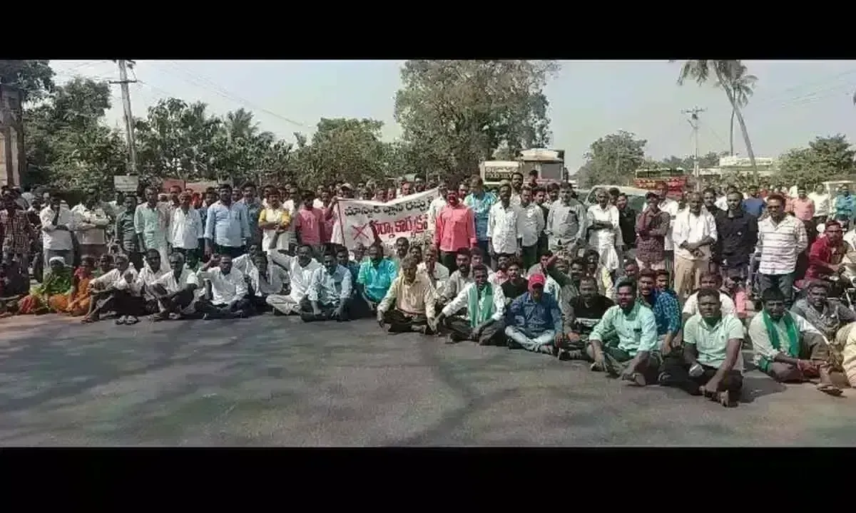 ఏపీలో సర్పంచ్ల పోరుబాట ఏపీలో సర్పంచ్ల పోరుబాట