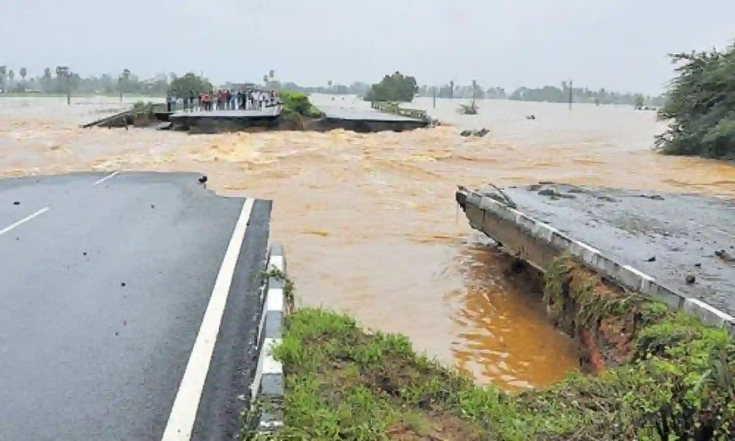 మైలవరంలోని సున్నప్పాడ వద్ద వరద ఉధృతికి ధ్వంసమైన రోడ్డు మైలవరంలోని సున్నప్పాడ వద్ద వరద ఉధృతికి ధ్వంసమైన రోడ్డు