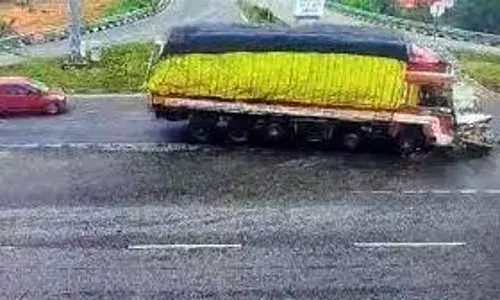 రంగారెడ్డి జిల్లా మైలర్ దేవ్ పల్లిలో రోడ్డు ప్రమాదం రంగారెడ్డి జిల్లా మైలర్ దేవ్ పల్లిలో రోడ్డు ప్రమాదం