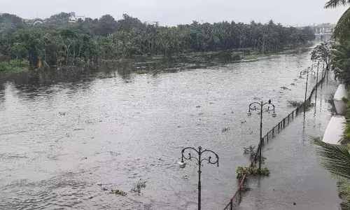 హైదరాబాద్లో వరుణ బీభత్సం, మూసీకి భారీగా వరదనీరు హైదరాబాద్లో వరుణ బీభత్సం, మూసీకి భారీగా వరదనీరు
