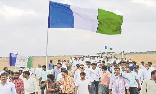 గడప గడపకు కార్యక్రమంలో వైసీపీకి నిరసన సెగలు గడప గడపకు కార్యక్రమంలో వైసీపీకి నిరసన సెగలు