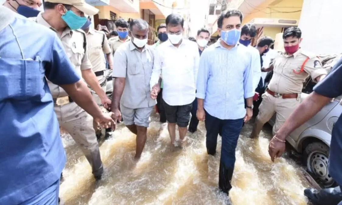 Hyderabad: వరద ప్రభావిత ప్రాంతాల్లో కేటీఆర్ పర్యటన Hyderabad: వరద ప్రభావిత ప్రాంతాల్లో కేటీఆర్ పర్యటన