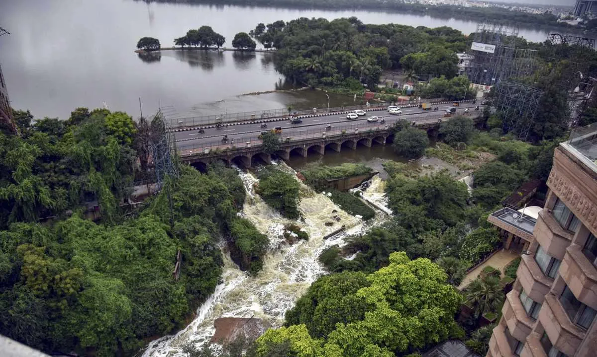 Hyderabad: హుస్సేన్సాగర్కు పోటెత్తుతోన్న వరద Hyderabad: హుస్సేన్సాగర్కు పోటెత్తుతోన్న వరద
