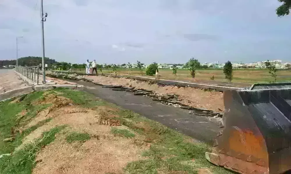 Nizamabad Rains: కొట్టుకుపోయిన రోడ్లు, వంతెనలు Nizamabad Rains: కొట్టుకుపోయిన రోడ్లు, వంతెనలు