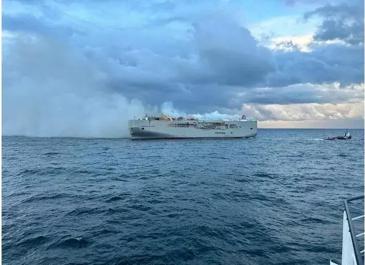 FIRE BLAZED: నడి సంద్రంలో తగలబడుతున్న మూడు వేల కార్లు