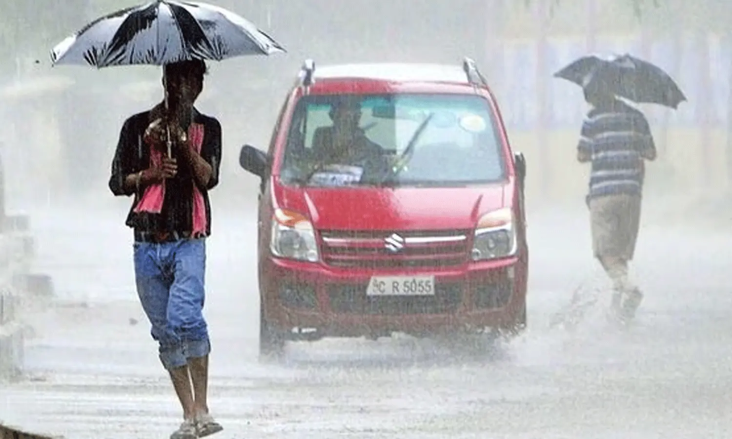 భారీ వర్షాలు.. బయటకు వెళ్లొద్దు: వాతావరణ శాఖ హెచ్చరిక భారీ వర్షాలు.. బయటకు వెళ్లొద్దు: వాతావరణ శాఖ హెచ్చరిక