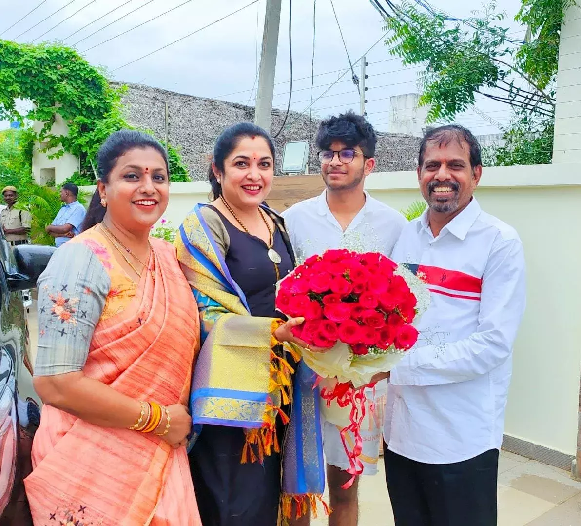 Cinema: స్నేహమంటే ఇదేరా..!వైరల్ అవుతున్న ఫొటోలు Cinema: స్నేహమంటే ఇదేరా..!వైరల్ అవుతున్న ఫొటోలు