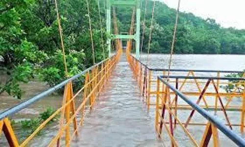 Laknavaram : కుండపోత వర్షాలకు నీటమునిగిన లక్నవరం కేబుల్ బ్రిడ్జ్ Laknavaram : కుండపోత వర్షాలకు నీటమునిగిన లక్నవరం కేబుల్ బ్రిడ్జ్