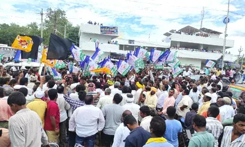 AP: వినుకొండలో ఉద్రిక్త పరిస్థితులు AP: వినుకొండలో ఉద్రిక్త పరిస్థితులు