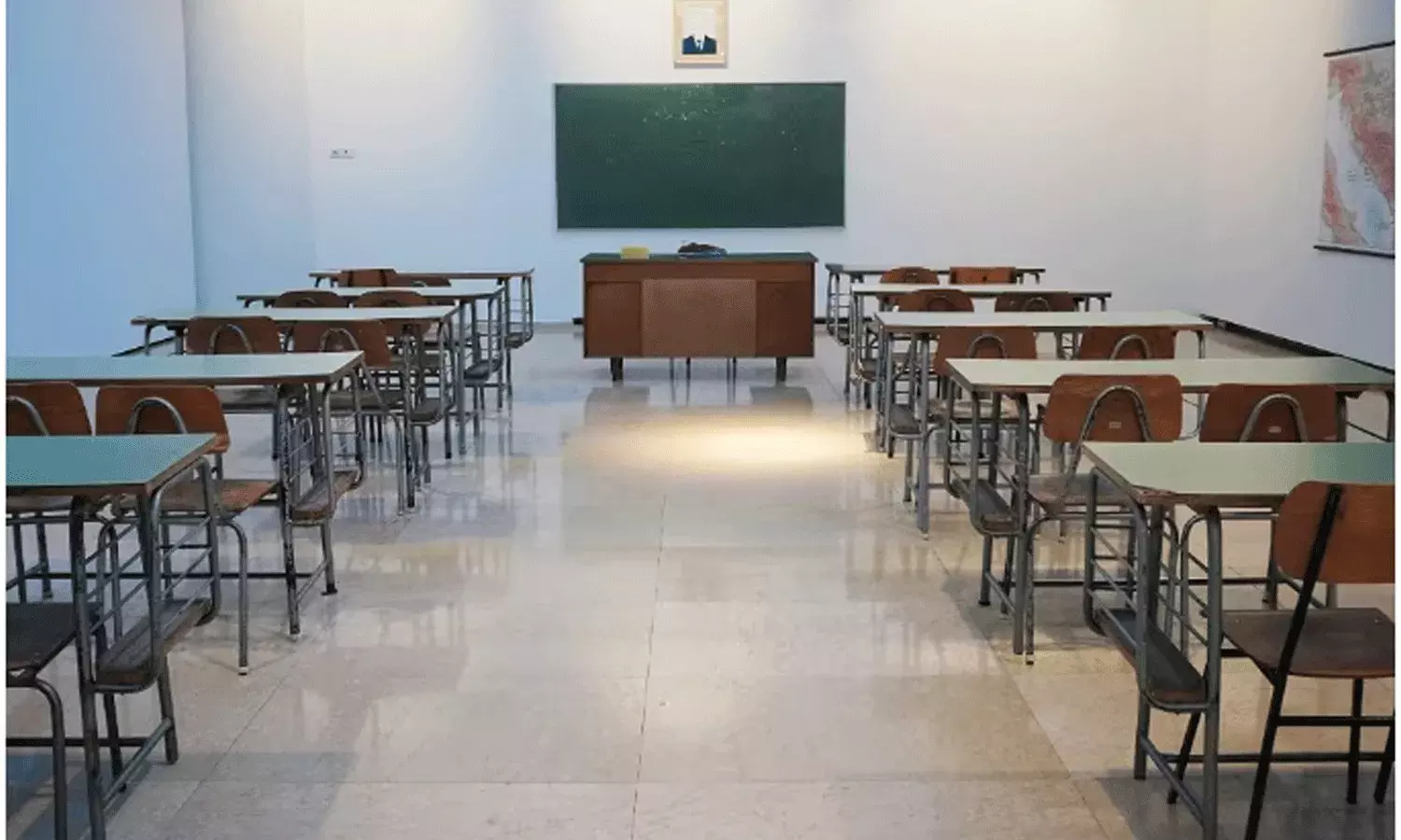 బుద్దిలేని హెడ్మాస్టర్.. బడిలో నగ్నంగా..