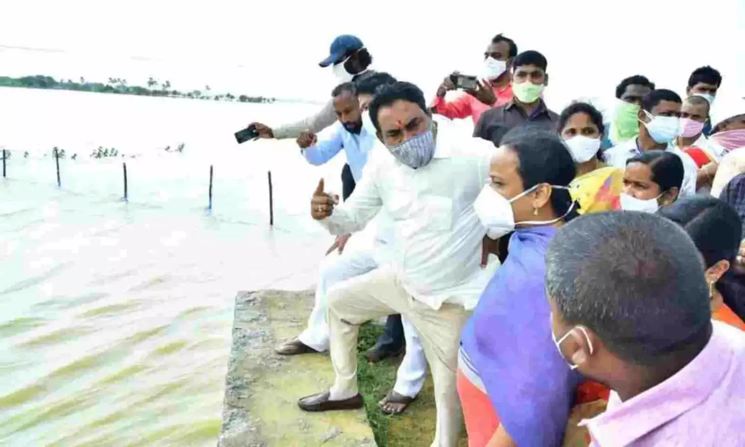 హన్మకొండ వరద ప్రభావిత ప్రాంతాల్లో మంత్రి పర్యటన హన్మకొండ వరద ప్రభావిత ప్రాంతాల్లో మంత్రి పర్యటన