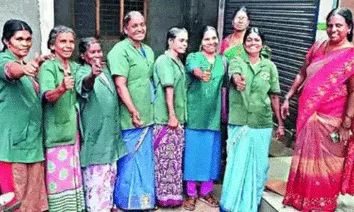కష్టాలు గట్టెక్కాయి... కూలి పని చేసుకునే మహిళలకు లాటరీలో రూ. 10 కోట్లు