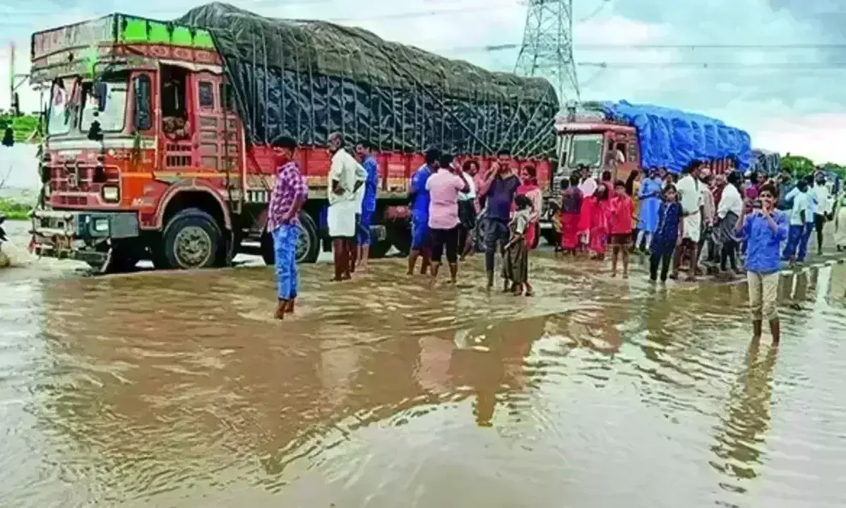 చిల్లకల్లు టోల్ ప్లాజా వాహనాలను అడ్డుకుంటున్న పోలీసులు