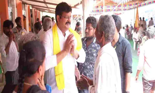 Gudivada: వరద బాధితులకు టీడీపీ నేత వెనిగండ్ల రాము పరామర్శ Gudivada: వరద బాధితులకు టీడీపీ నేత వెనిగండ్ల రాము పరామర్శ