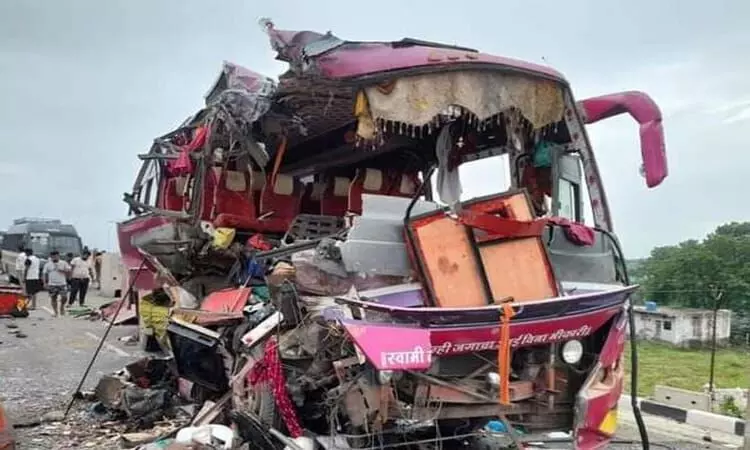 Maharashtra: రోడ్డు ప్రమాదంలో ఆరుగురు మృతి Maharashtra: రోడ్డు ప్రమాదంలో ఆరుగురు మృతి