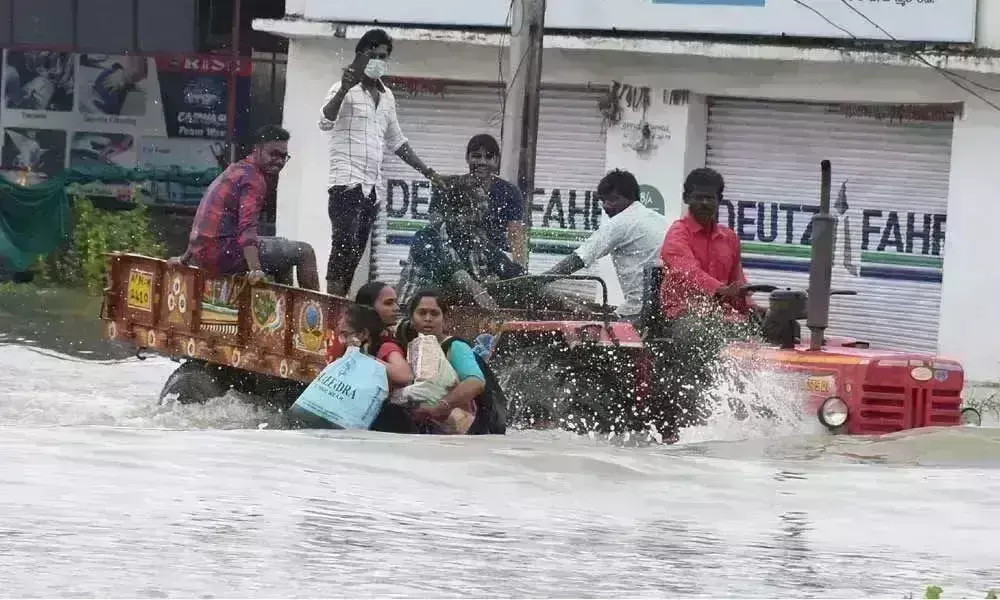 Warangal: భద్రకాళీ అమ్మవారి చెరువుకు గండి Warangal: భద్రకాళీ అమ్మవారి చెరువుకు గండి