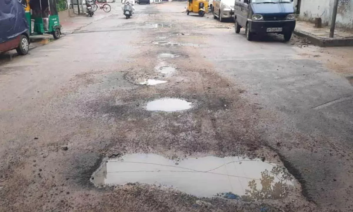 Hyderabad: భారీ వర్షాలకు అధ్వాన్నంగా మారిన రోడ్లు Hyderabad: భారీ వర్షాలకు అధ్వాన్నంగా మారిన రోడ్లు