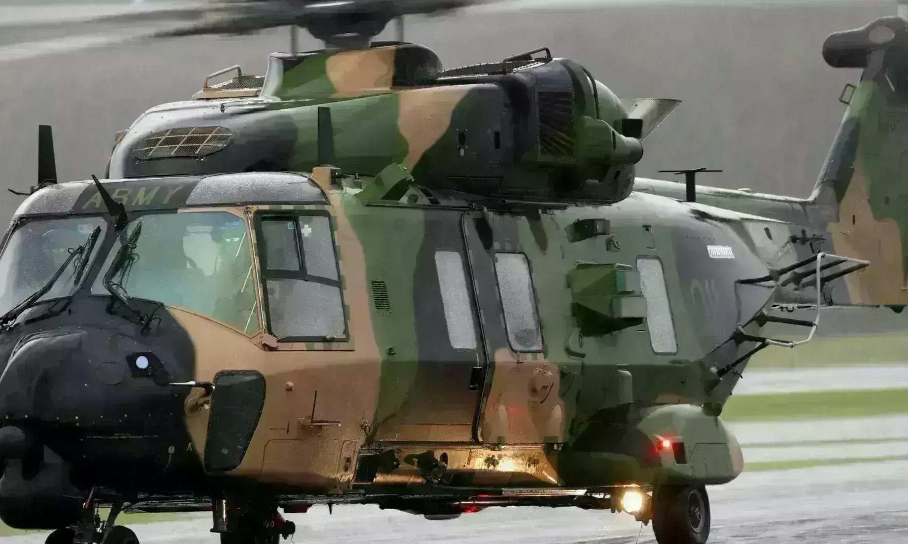 Australia :.కుప్పకూలిన ఆర్మీ హెలికాప్టర్