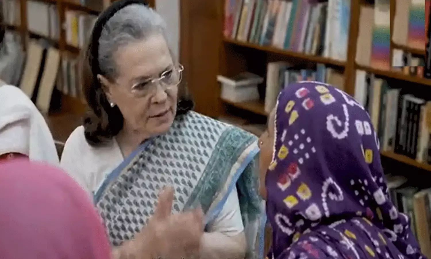 రాహుల్ కోసం ఓ అమ్మాయిని వెతికిపెట్టండి: హర్యానా మహిళలతో సోనియా రాహుల్ కోసం ఓ అమ్మాయిని వెతికిపెట్టండి: హర్యానా మహిళలతో సోనియా