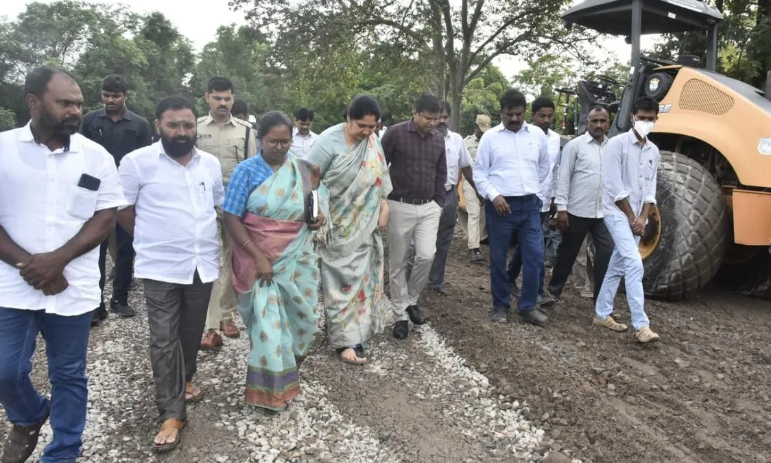 Mulugu: ముంపు ప్రాంతాల్లో మంత్రి సత్యవతి రాథోడ్ పర్యటన Mulugu: ముంపు ప్రాంతాల్లో మంత్రి సత్యవతి రాథోడ్ పర్యటన