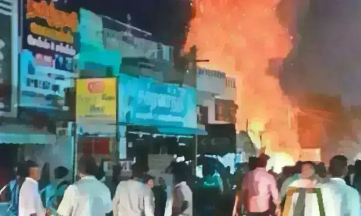 Tamilnadu: కృష్ణగిరి ప్రాంతంలో భారీ అగ్ని ప్రమాదం Tamilnadu: కృష్ణగిరి ప్రాంతంలో భారీ అగ్ని ప్రమాదం