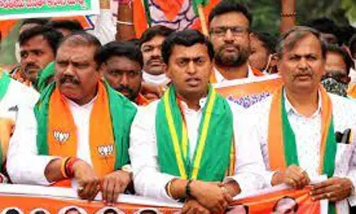 Warangal: బీజేపీ నాయకులు, పోలీసుల మధ్య తోపులాట, తీవ్ర ఉద్రిక్తత.. Warangal: బీజేపీ నాయకులు, పోలీసుల మధ్య తోపులాట, తీవ్ర ఉద్రిక్తత..