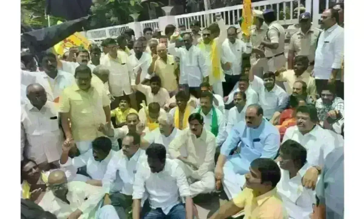 Anantapuram: గుత్తిలో తాగునీటి సరఫరాను పునరుద్ధరించాలని టీడీపీ ఆందోళన Anantapuram: గుత్తిలో తాగునీటి సరఫరాను పునరుద్ధరించాలని టీడీపీ ఆందోళన