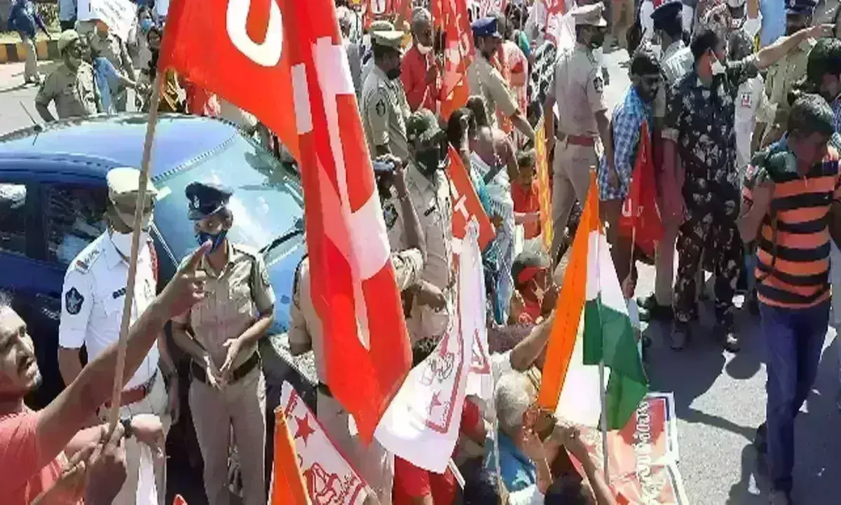 Vishakapatnam: రోడ్డెక్కిన వామపక్షాలు; విభజన హామీలపై నిరసన ర్యాలీ Vishakapatnam: రోడ్డెక్కిన వామపక్షాలు; విభజన హామీలపై నిరసన ర్యాలీ