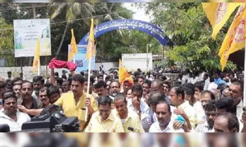 Tirupati: చంద్రగిరిలో టీడీపీ నేతల ఆమరణ నిరాహార దీక్ష Tirupati: చంద్రగిరిలో టీడీపీ నేతల ఆమరణ నిరాహార దీక్ష
