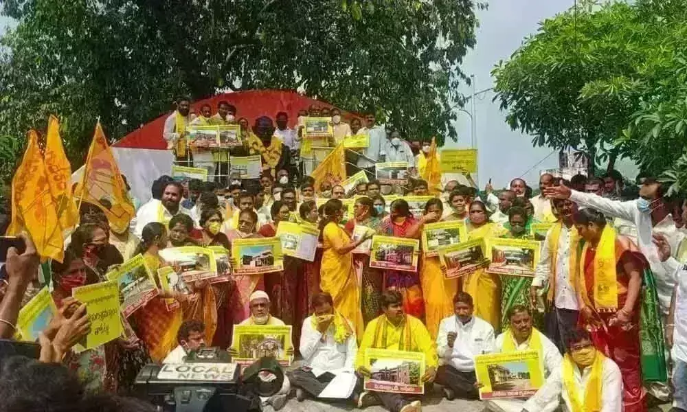 విశాఖలో పెద్ద ఎత్తున టీడీపీ నాయకుల ఆందోళన విశాఖలో పెద్ద ఎత్తున టీడీపీ నాయకుల ఆందోళన
