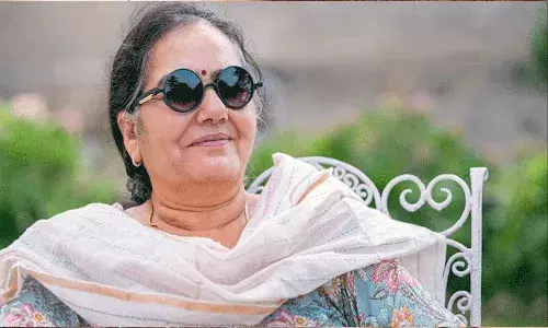 కండ్లకలకకు వైద్యులు బ్లాక్ గ్లాసెస్ ధరించమంటారు.. కారణం.. కండ్లకలకకు వైద్యులు బ్లాక్ గ్లాసెస్ ధరించమంటారు.. కారణం..