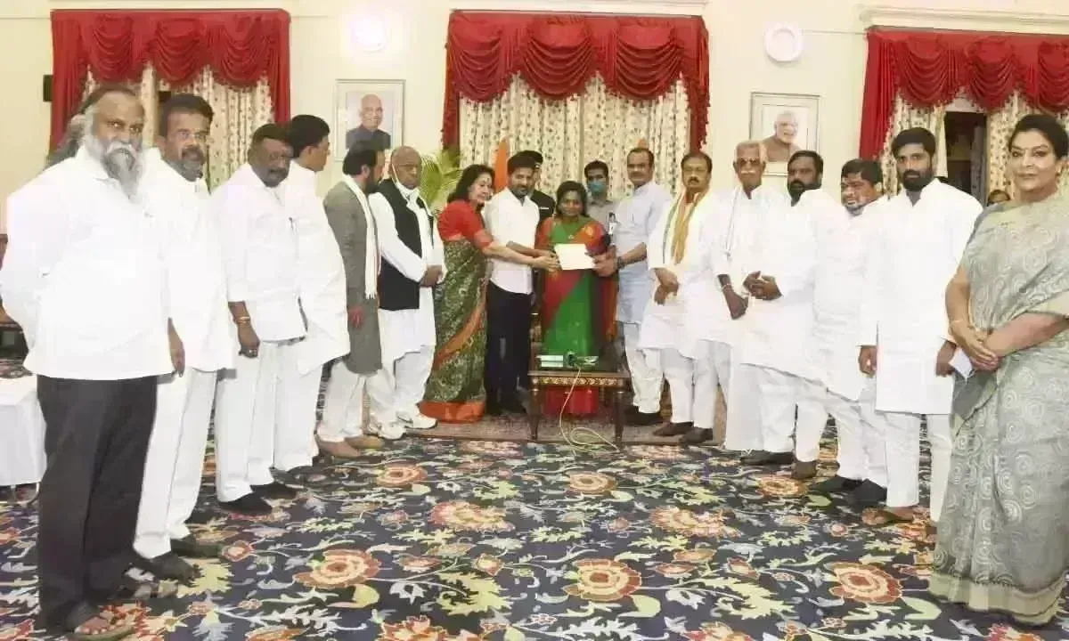 Hyderabad: గవర్నర్ తమిళిసైతో కాంగ్రెస్ నేతల భేటీ Hyderabad: గవర్నర్ తమిళిసైతో కాంగ్రెస్ నేతల భేటీ