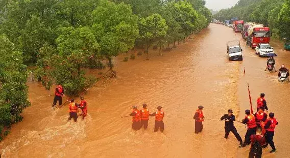 CHINA: చైనాను వణికిస్తున్న వర్షాలు CHINA: చైనాను వణికిస్తున్న వర్షాలు