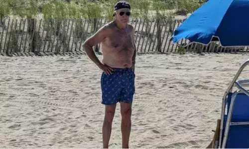 Joe Biden : చొక్కా లేకుండా జో బిడెన్!  ఫొటోలు వైరల్..!