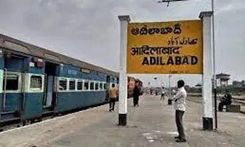 Adilabad: అప్పు చెల్లించలేదని ఇంటిికి తాళం.. Adilabad: అప్పు చెల్లించలేదని ఇంటిికి తాళం..