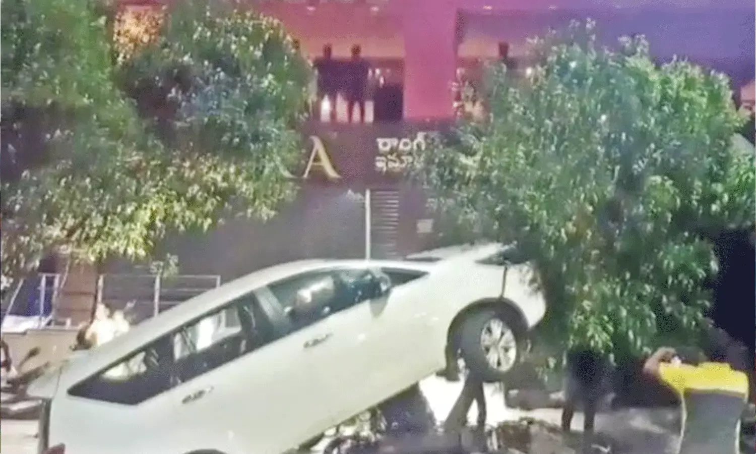 లేడీ డాక్టర్ నిర్వాకం.. మద్యం తాగి కారు నడిపి..