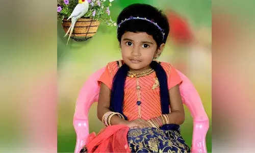 బాచుపల్లిలో స్కూటీని ఢీకొన్న స్కూల్ బస్సు; 8ఏళ్ల చిన్నారి మృతి బాచుపల్లిలో స్కూటీని ఢీకొన్న స్కూల్ బస్సు; 8ఏళ్ల చిన్నారి మృతి