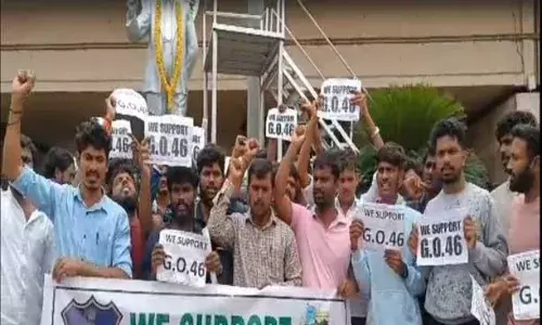 Hyderabad: ట్యాంక్బండ్ వద్ద కానిస్టేబుల్ అభ్యర్థుల ఆందోళన Hyderabad: ట్యాంక్బండ్ వద్ద కానిస్టేబుల్ అభ్యర్థుల ఆందోళన