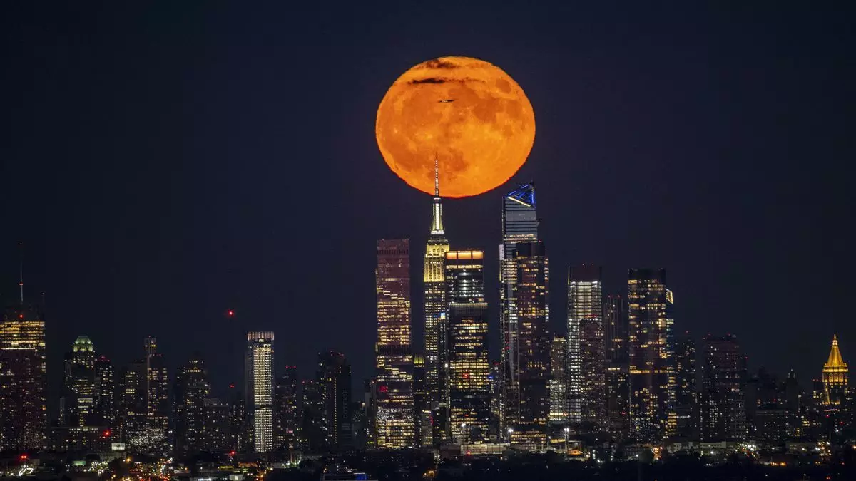 Super moon : కనువిందు చేసిన సూపర్ మూన్ Super moon : కనువిందు చేసిన సూపర్ మూన్